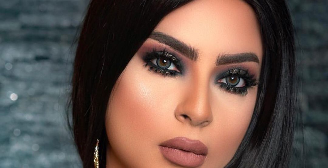 مكياج يناسب فستان اخضر غامق
