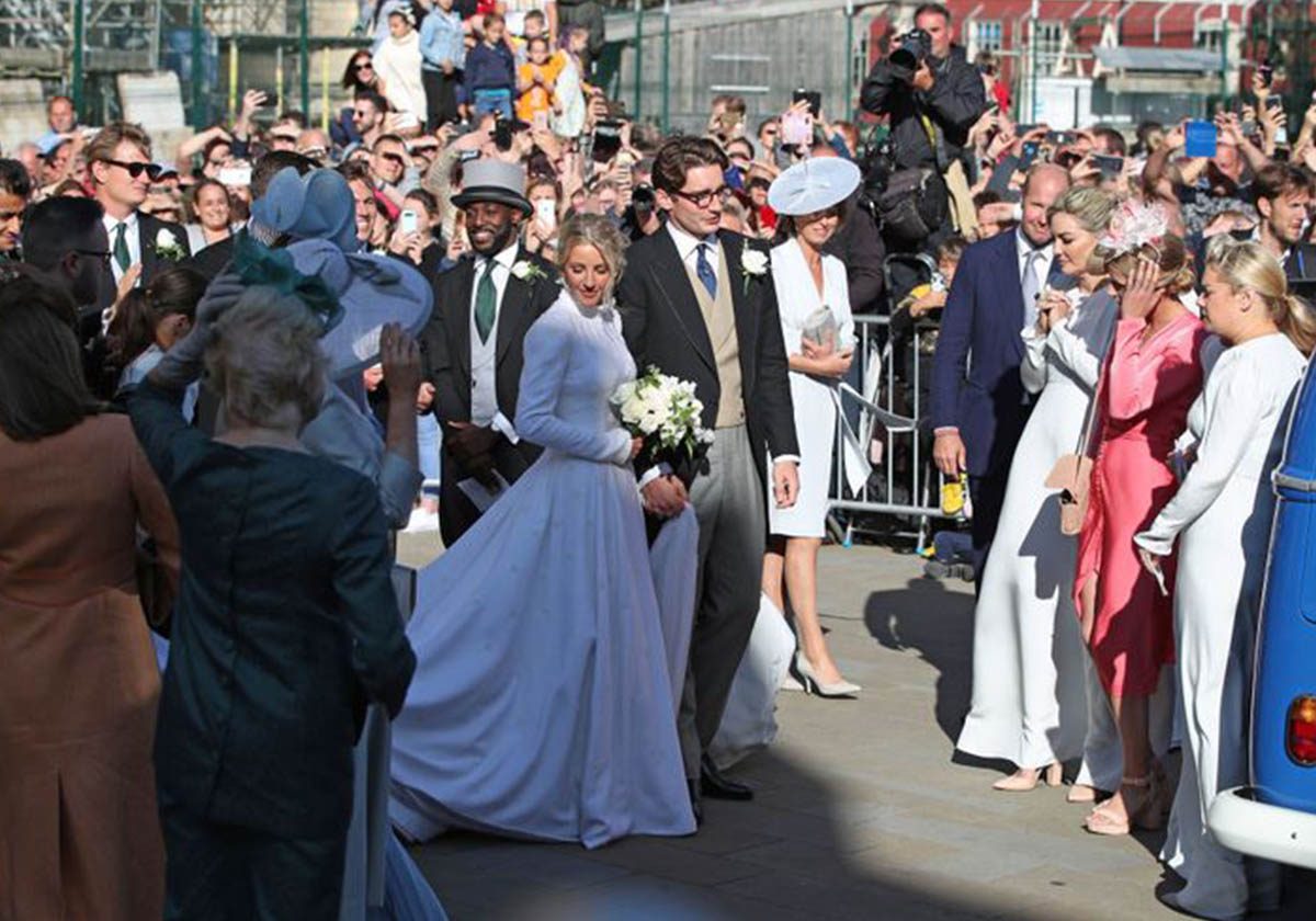 العروسان وسط الحشود 