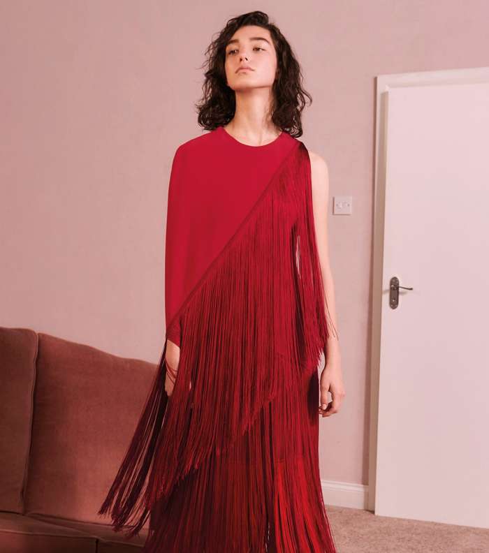 فستان طويل بالشراريب من مجموعة ستيلا ماكارتني لما قبل خريف 2017