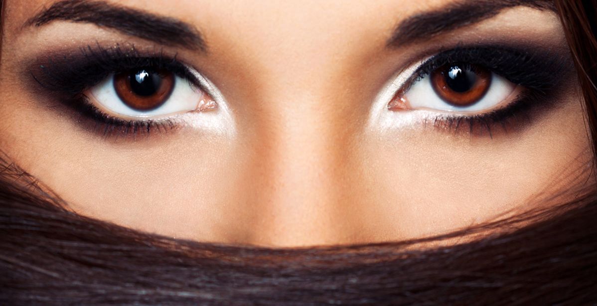 ما هي رسمة الأيلاينر المناسبة للعيون المتقاربة؟ 
