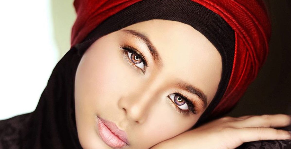 عمل مكياج خفيف للمحجبات
