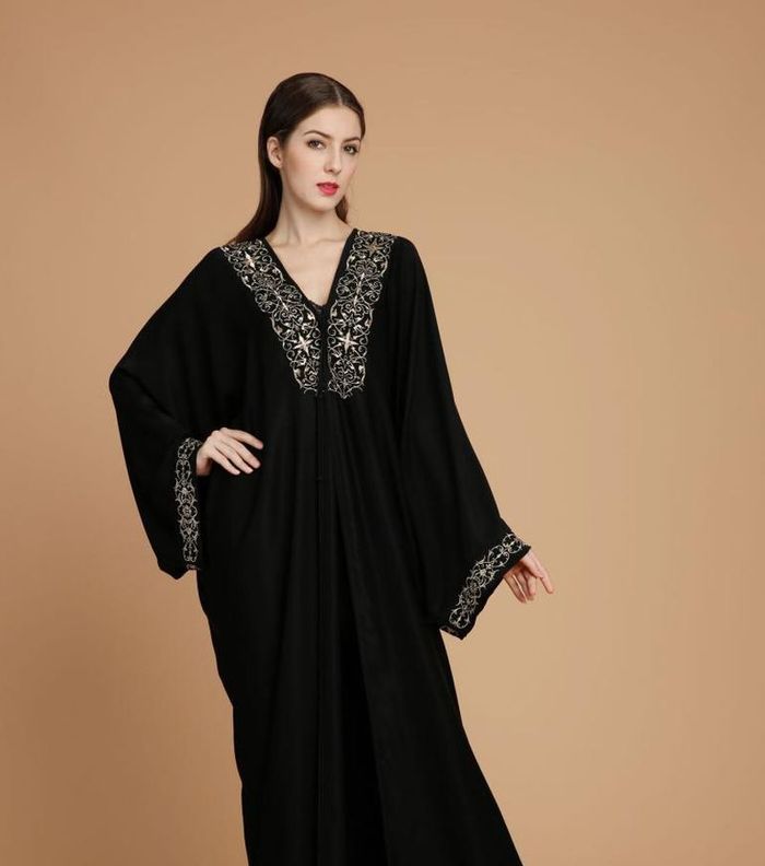 صور موديلات عبايات سوداء للتفصيل