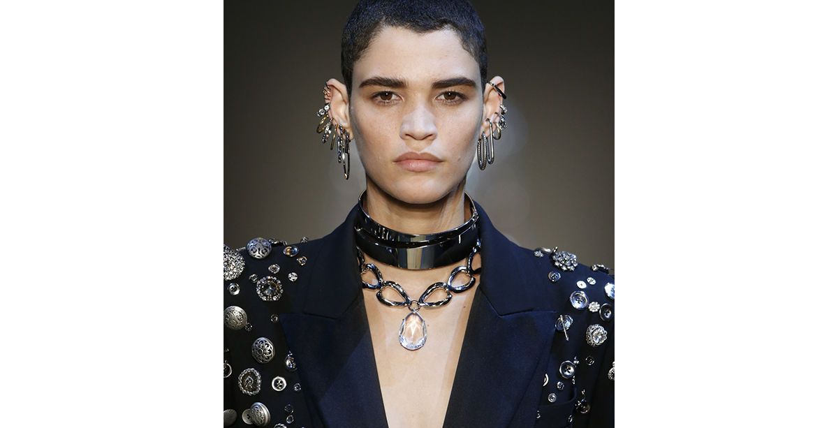 تعرفي على مجموعة أكسسوارات Alexander McQueen لشتاء 2019