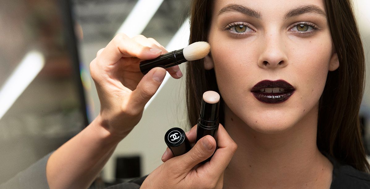 الشفاه الداكنة تتصدّر صيحات ماكياج CHANEL Cruise 2020