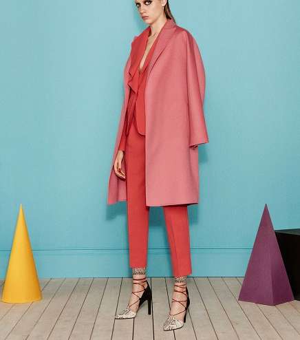 بدلة وسترة باللون الزهري من تصميم علامة MaxMara من مجموعة Resort 2017