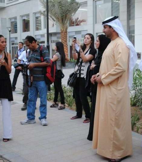خليل عبدالواحد وسحر الأنصاري يتفقدان المعرض