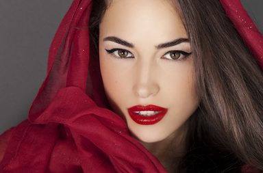 مستحضرات ماكياج جعلتني أشعر أنني إمرأة أخرى في غضون دقائق!