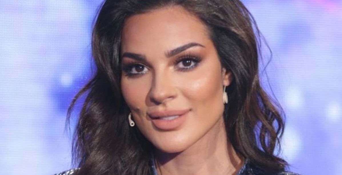 نادين نسيب نجيم تطل بالشعر الأشقر البلاتيني وتصدم نفسها قبل جمهورها!