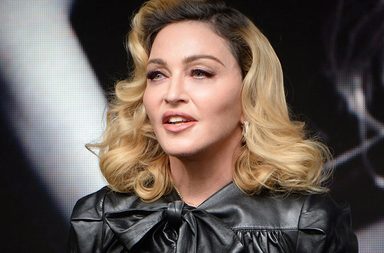 مغنية البوب الأميركية "مادونا" تظهر بالنقاب باطلالة مثيرة للجدل!