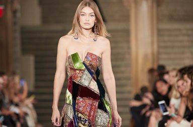 جيجي حديد بفستان سهرة فخم