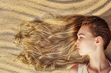 4 تسريحات عصرية لقضاء يوم على شاطئ البحر