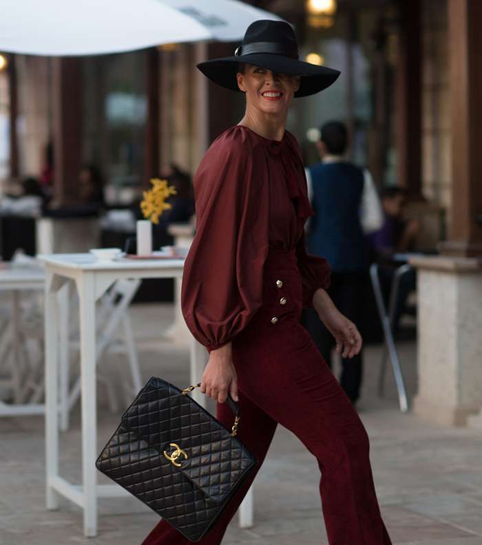 Natalia Shustova بإطلالة أنيقة باللون الخمري وحقيبة Chanel