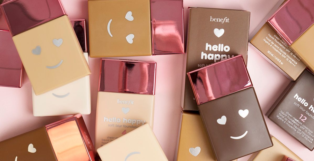بشرتك تُشع سعادة مع كريم الأساس الجديد Hello Happy من Benefit