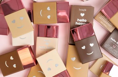 بشرتك تُشع سعادة مع كريم الأساس الجديد Hello Happy من Benefit