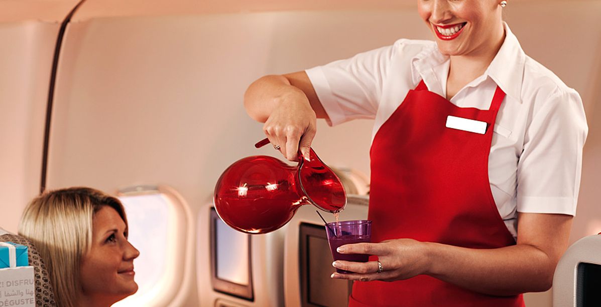 لماذا عليك الابتعاد عن المشروبات الساخنة في الطائرة بحسب العلم؟