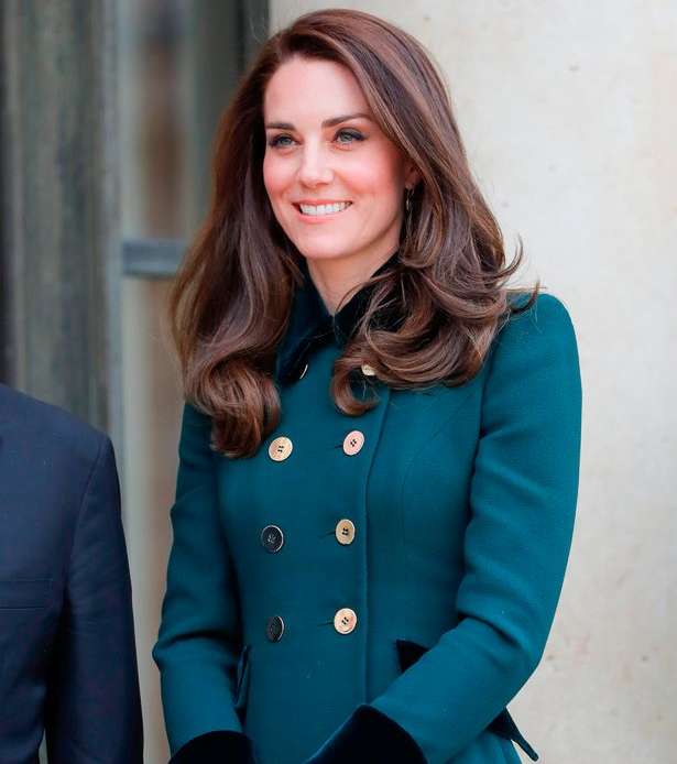 المعطف بازرار تعكس الاسلوب العسكري مع اكمام مخملية من Catherine Walker في باريس