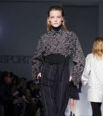 السروال المقلم بقصة الخصر العالي مع القميص المطبع تحته من Sportmax لشتاء 2018