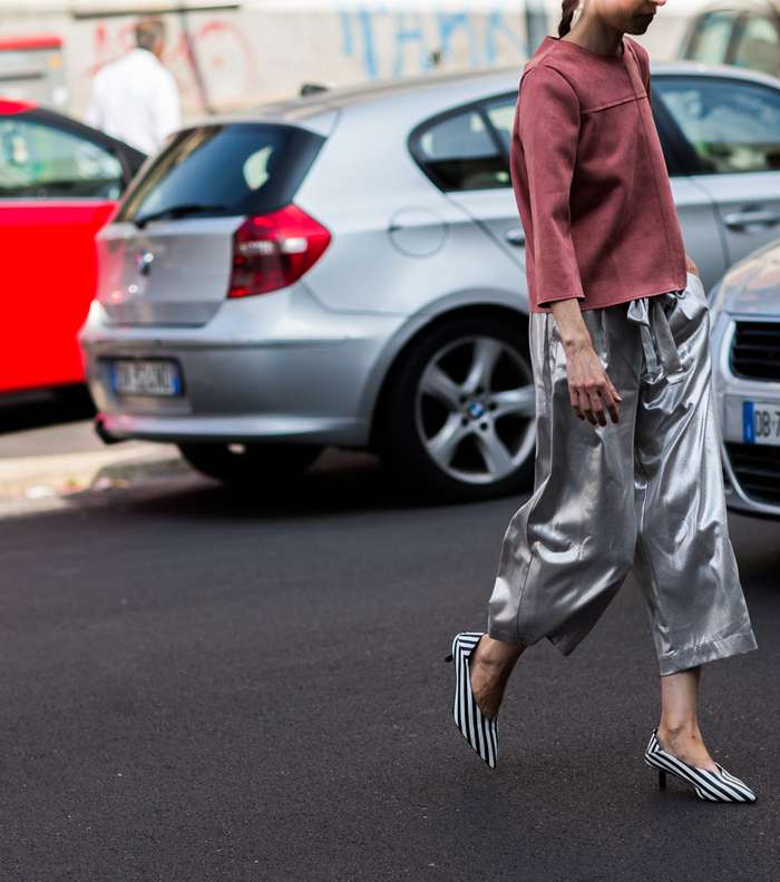سروال الـ culotte الميتاليكي من شوارع ميلانو