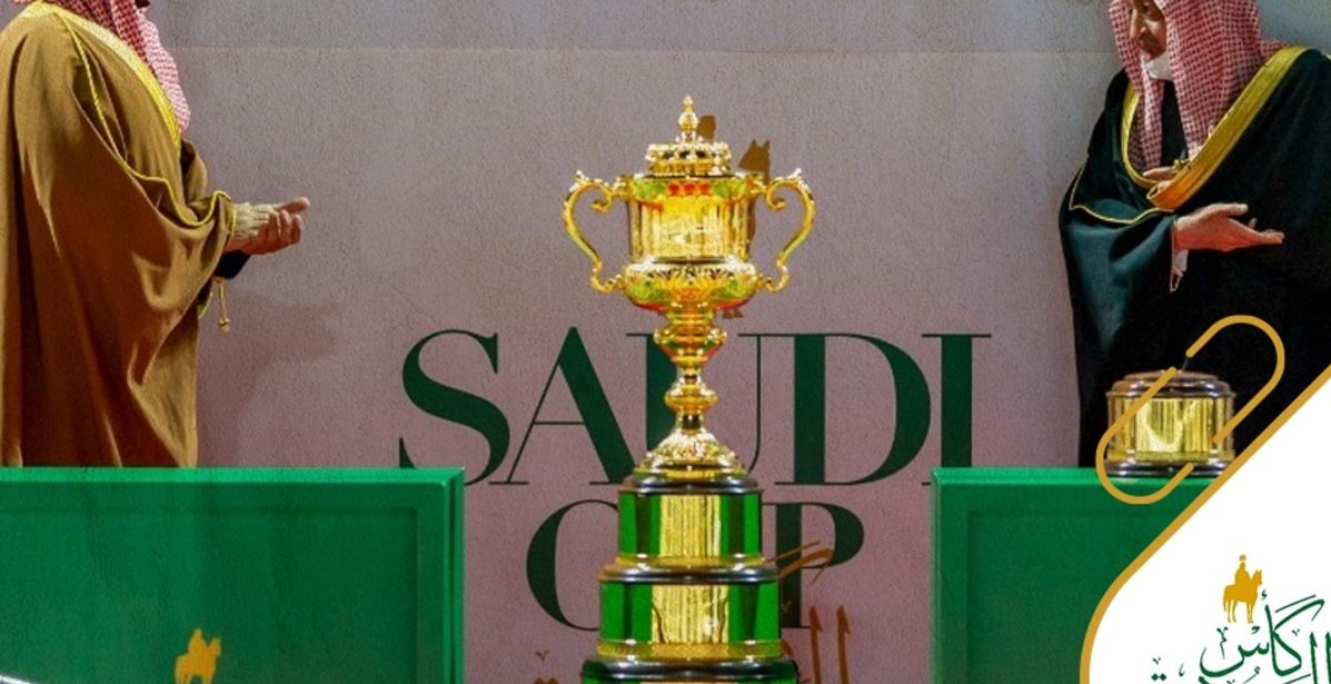 سمو ولي العهد يسلم كأس الجائزة الأولى في كأس السعودية 2021 