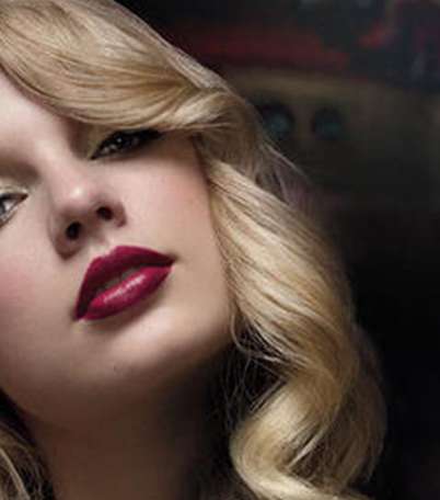 تايلور سويفت اختارت الأحمر الكرزي لماكياج العيون الذهبي