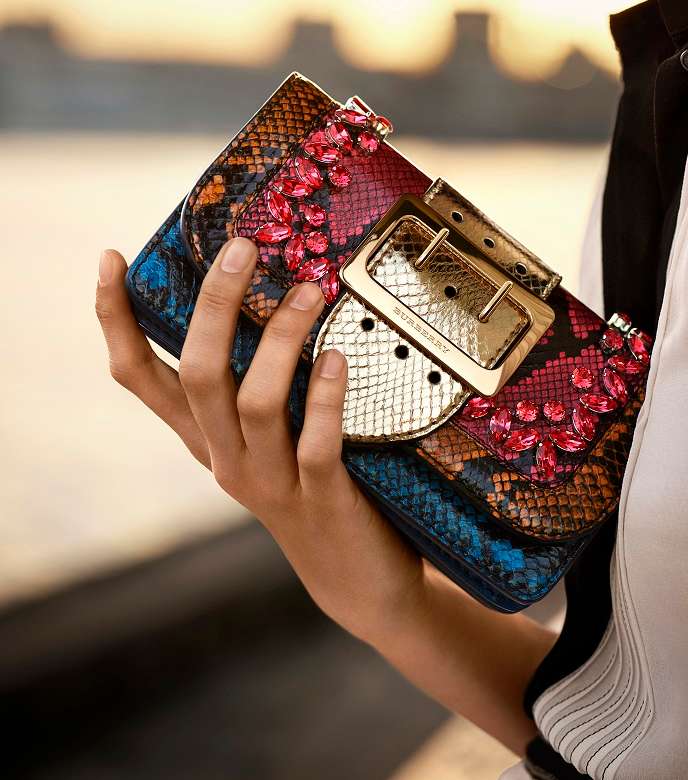 اليك مجموعة حقائب من تصميم علامة Burberry لاطلالات شهر رمضان الكريم