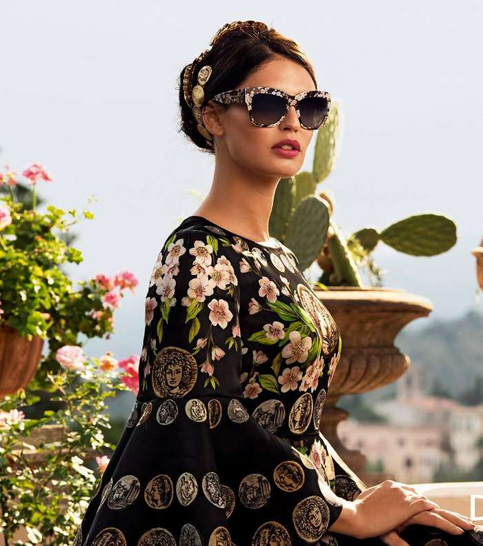 إعتمدي أسلوب الريترو مع نظارات Dolce & Gabbana ذات الإطارات المزينة بالأزهار
