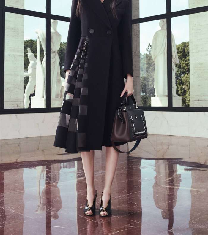 موضة المعطف باسلوب الفستان المثني من مجموعة فندي Resort 2017