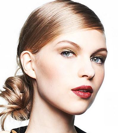 الـ Up-do العفوية تزيد شفاهك الحمراء أناقة