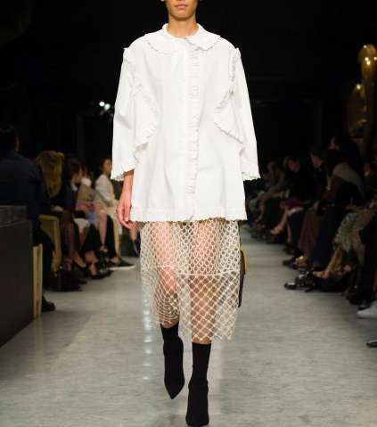 السترة باسلوب القميص مع تنورة الشبك بموضة الـ Mesh من Burberry لشتاء 2018