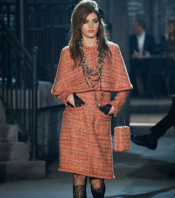 موضة التويد مستمرة مع CHANEL من مجموعة Metiers D'art 2015