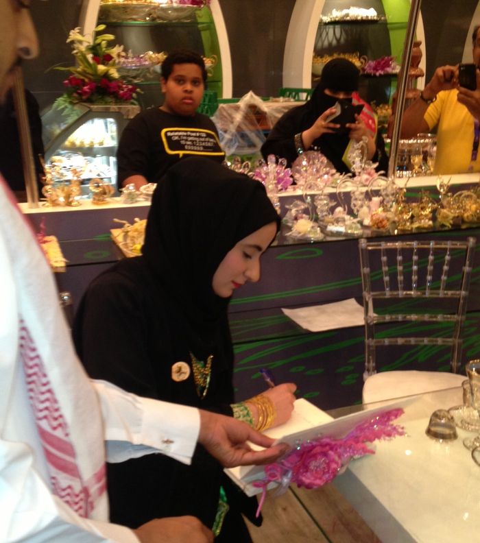 الشيخة نورا بنت خليفة آل خليفة تتمنّى التوفيق والإزدهار للراعي الماسي لمعرض العروس الدّولي الرابع حلويات سعد الدّين 
