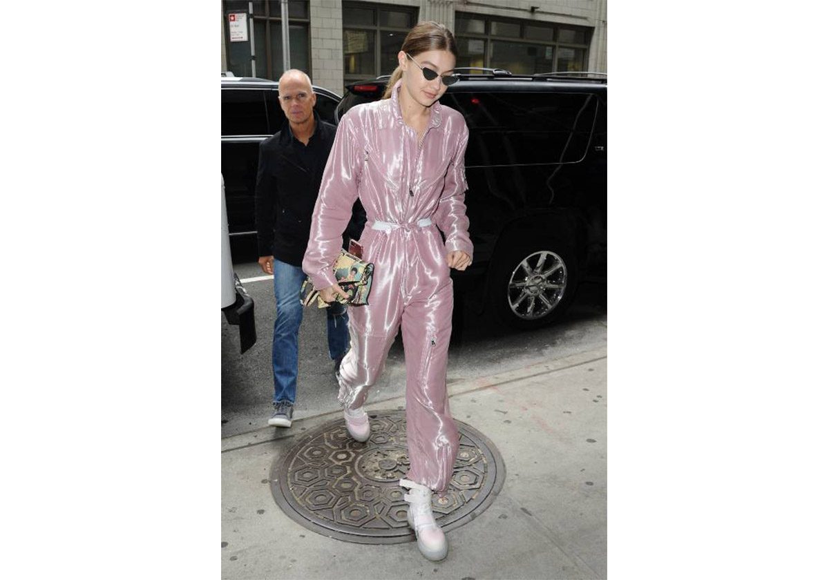 حددي خصرك دائما اما من خلال الحزام او وضع التوبات تحت خصر السراويل