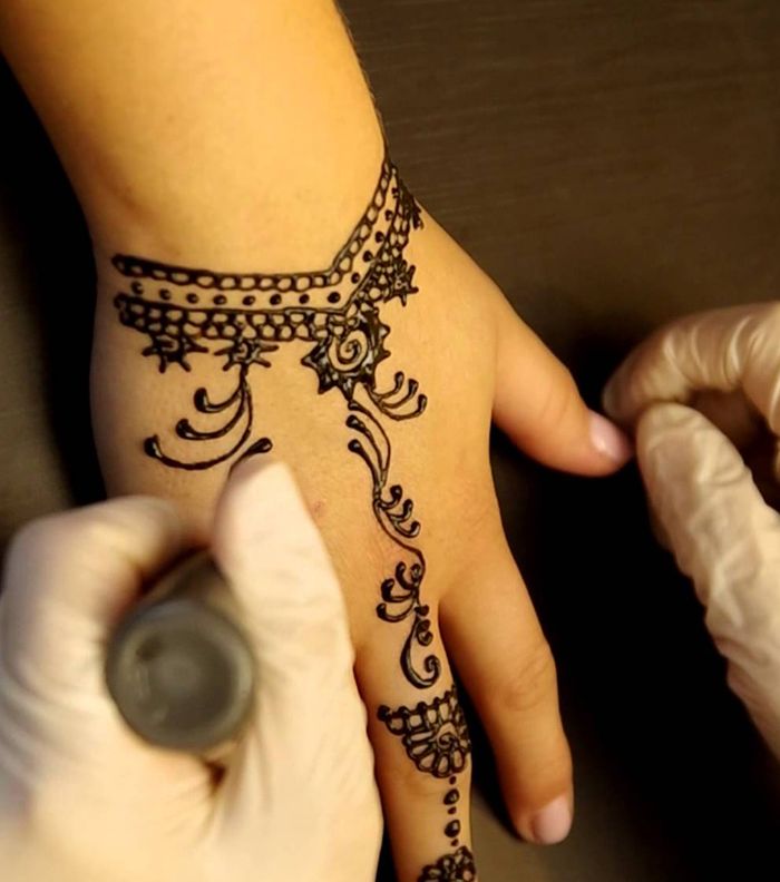 تصفحي صور نقش بسيط للمسة رائعة على يديك