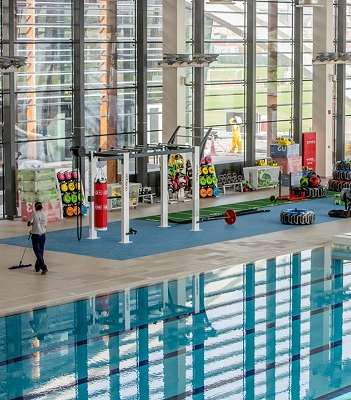 حوض السباحة الضخم في  FitRepublik في دبي