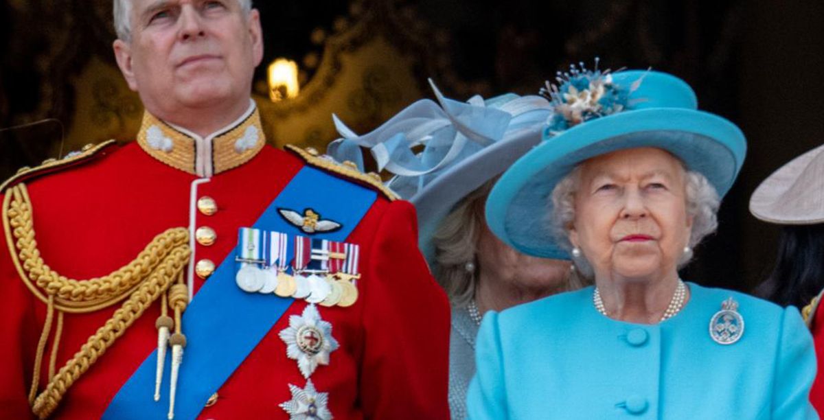 الملكة إليزابيث تجرّد ابنها الأمير أندرو من ألقابه ومهامه الملكيّة والعسكريّة بعد فضائحه