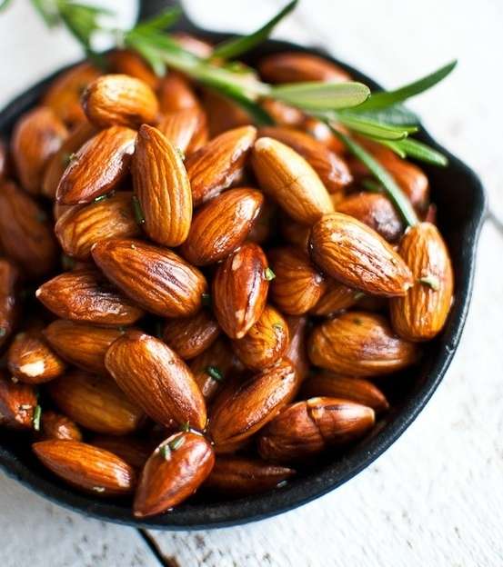الفيتامين E  في اللوز يجعله علاجاً مثالياً للبشرة الجافة 