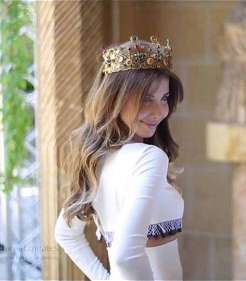 نانسي عجرم تتألّق بالتاج في جلسة تصويرية لمجلة Bazaar