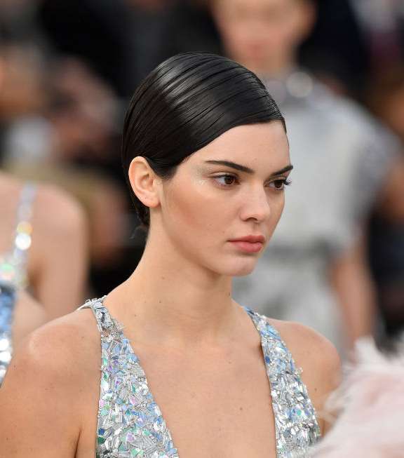 كعكة CHANEL المبتكرة والماكياج الناعم
