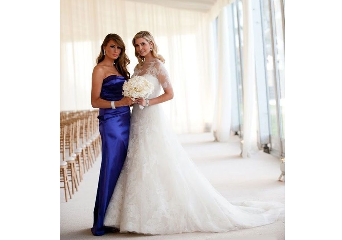 نافستها حتى يوم زفافها... إطلالة مبهرة باللون الأزرق لميلانيا ترامب في عرس إيفانكا!