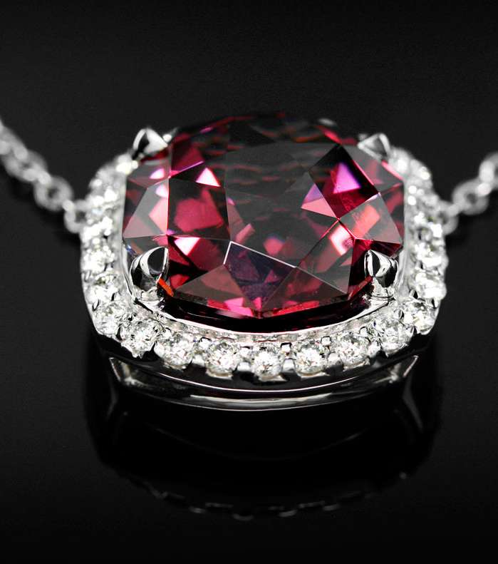 الغارنيه Garnet من الأحجار الكريمة النادرة والفاخرة.