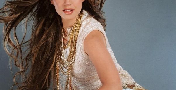 افضل زيت للشعر الجاف والمتقصف لنعومة رائعة