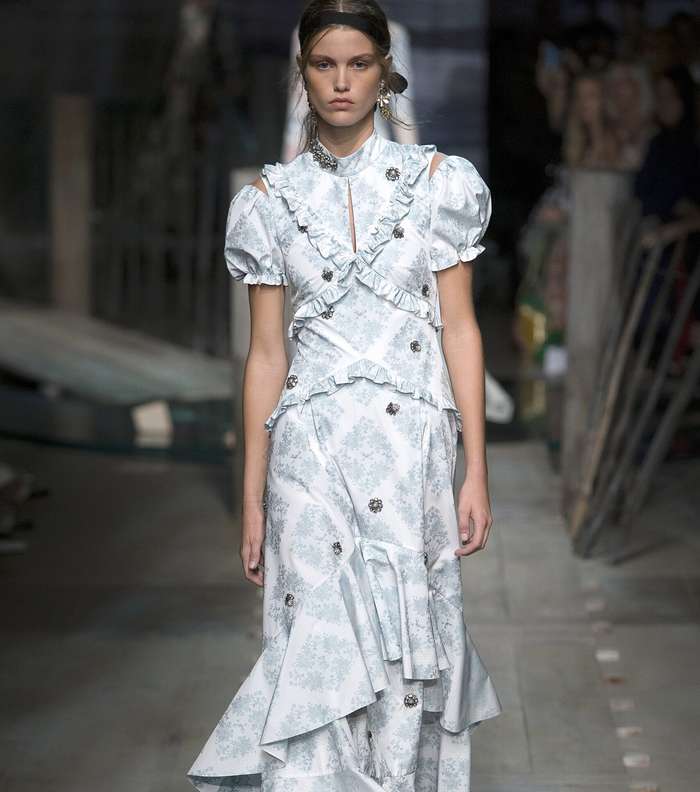 موضة الفستان الطويل بطبقات من الكشاكش من Erdem لصيف 2017