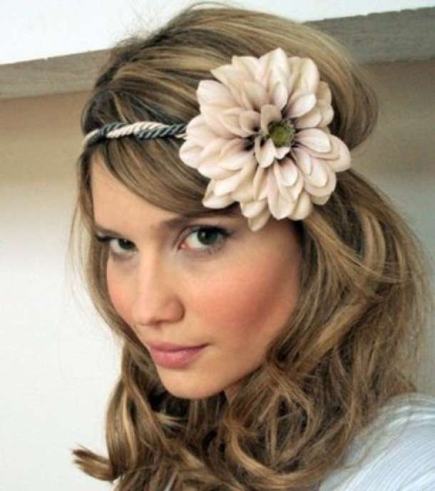 أكسسوار الوردة لإطلالة عملية وأنيقة