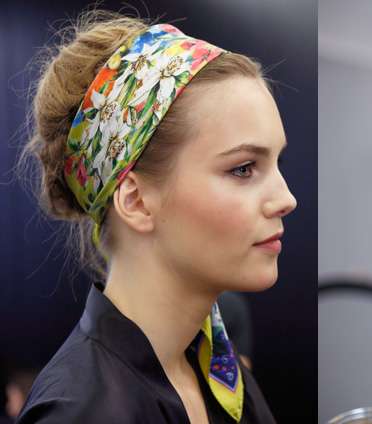 شعر ملفوف مع وشاح على الرأس