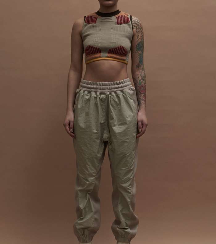 موضة السراويل الرياضية مع التوبات القصيرة من مجموعة Yeezy لشتاء 2017