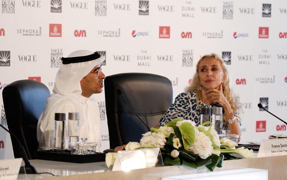 فرانكا سوزاني ومحمد عبار أثناء المؤتمر الصحفي لتجربة الموضة من فوغ في دبي 