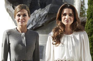 صور الملكة رانيا والملكة لايتيسا تظهرهما وكأنّهما شقيقتان