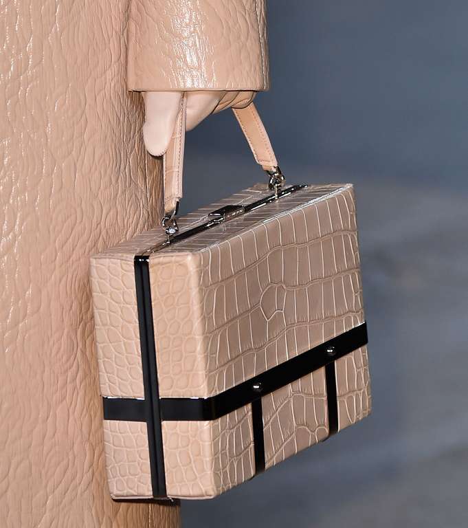 حقيبة من الكسندر ماكوين على شكل الصندوق من مجموعة شتاء 2015