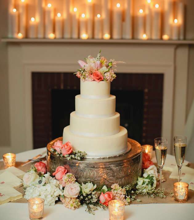 الشموع الصغيرة المحيطة بكعكة الزفاف