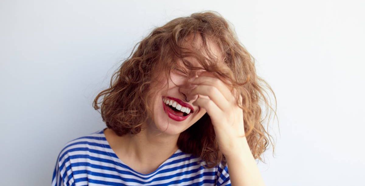 الضحك بدون سبب في علم النفس